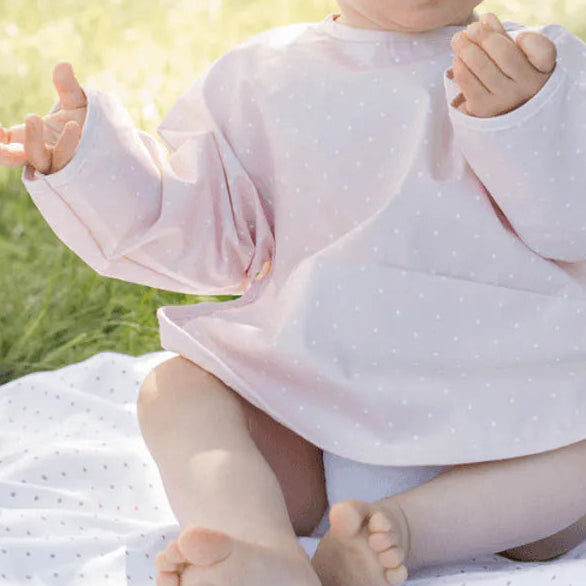 Rosa smekke fra Summerville Organic. Økologisk smekke med lange armer. Forhindrer søl.