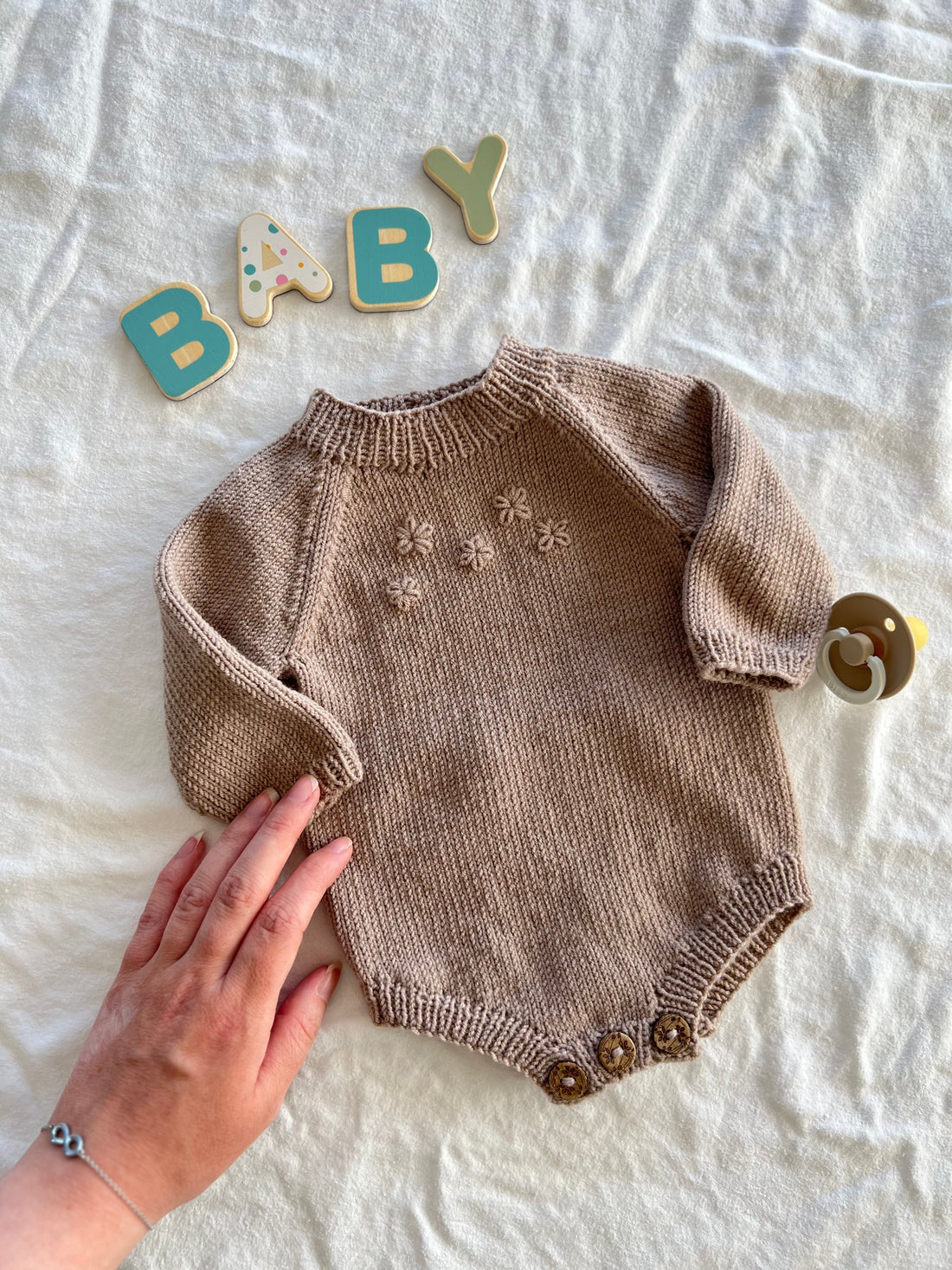 Hvordan strikke en body til baby?