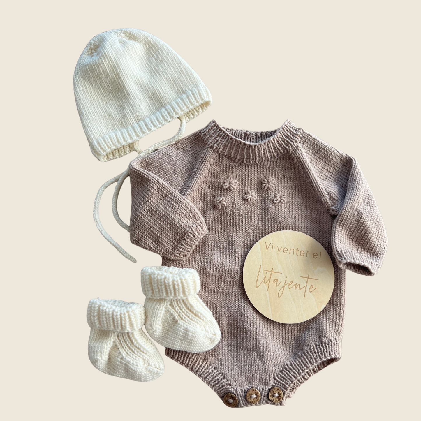 Vesleskattens blomsterbody - Strikkepakke - Dale Garn Soft Merino