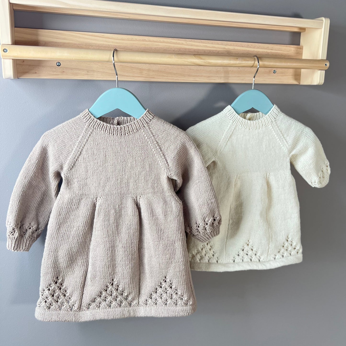 2 kjoler, Vesleskattens søte kjole, i fargene sand og hvit, henger på henger. Strikkepakke Dale Garn Soft Merino.