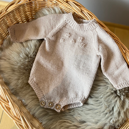 Vesleskattens blomsterbody - Strikkepakke - Dale Garn Soft Merino