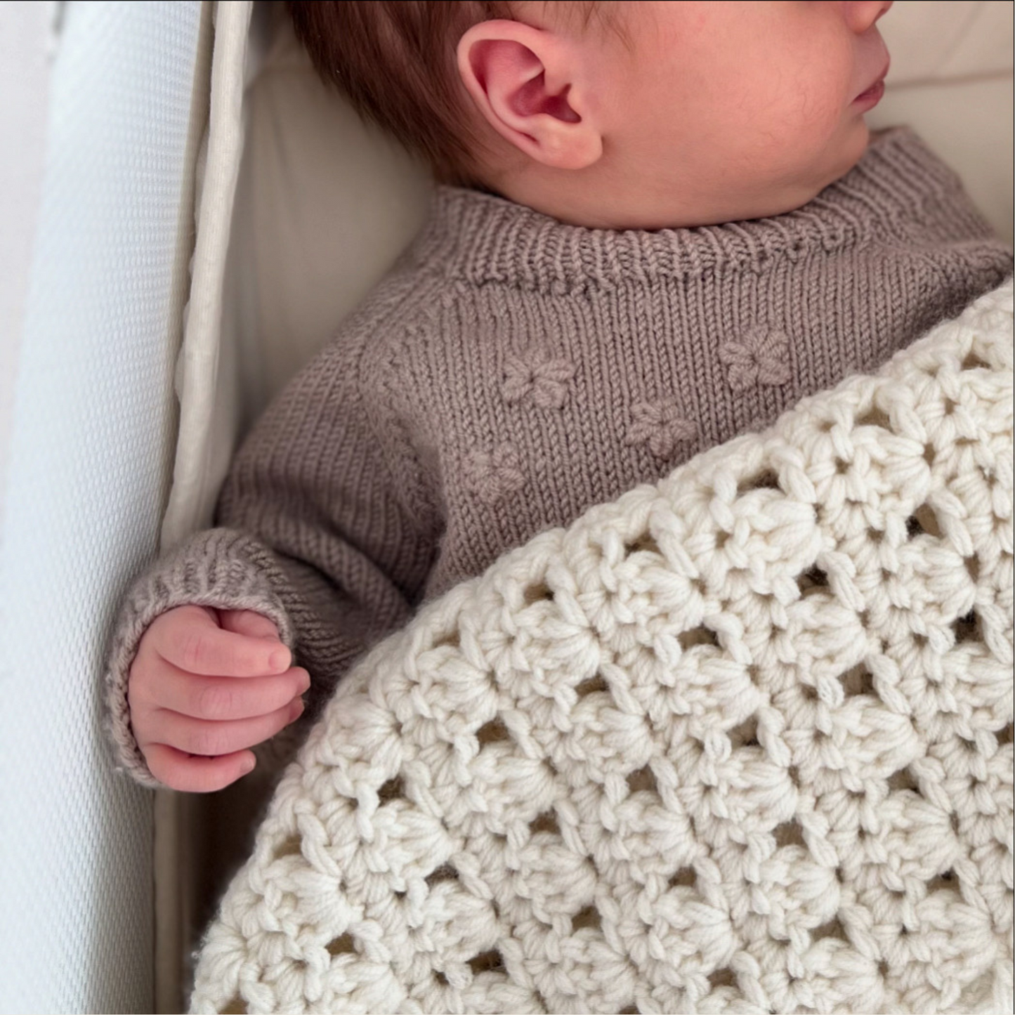 Vesleskattens blomsterbody - Strikkepakke - Dale Garn Soft Merino