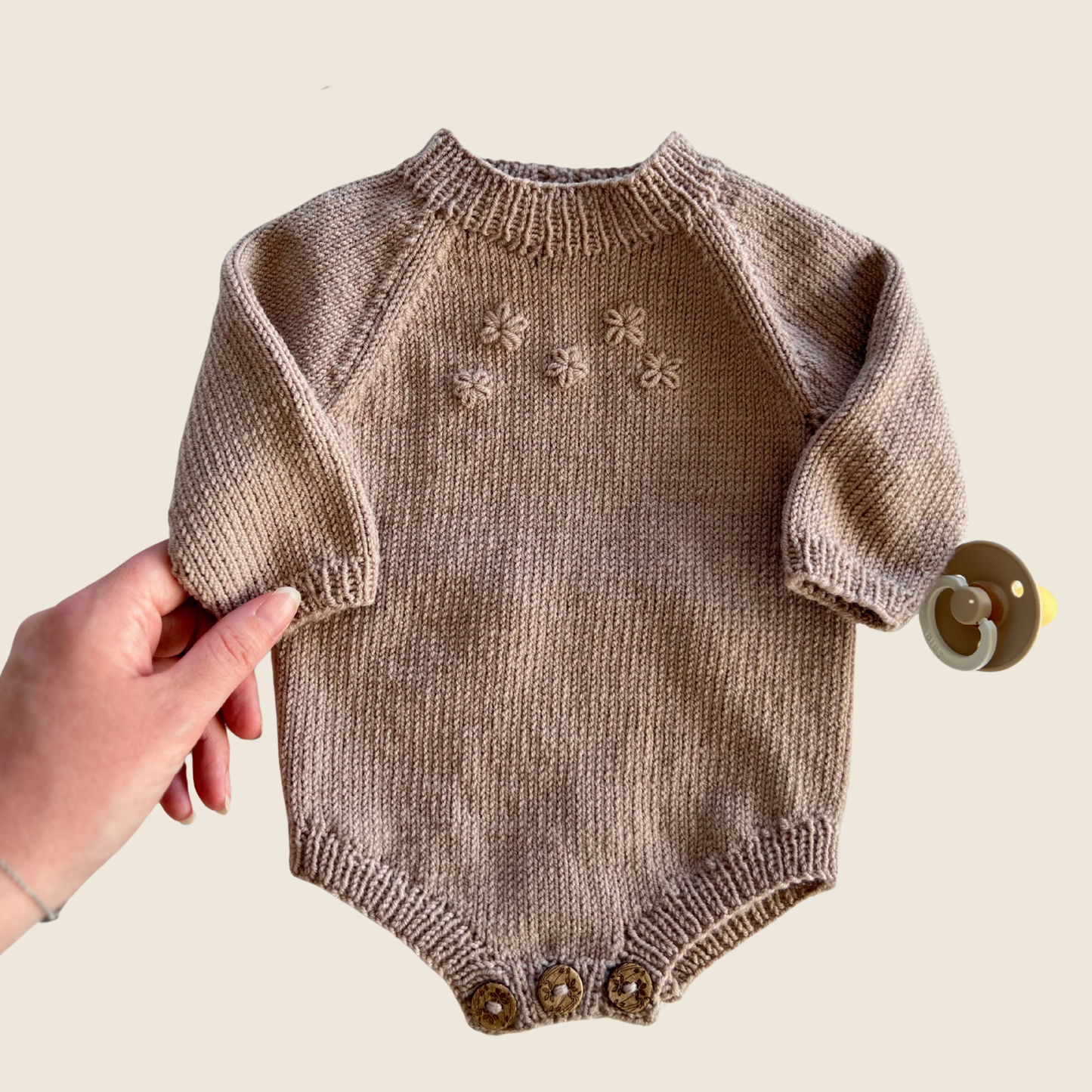 Vesleskattens blomsterbody - Strikkepakke - Dale Garn Soft Merino