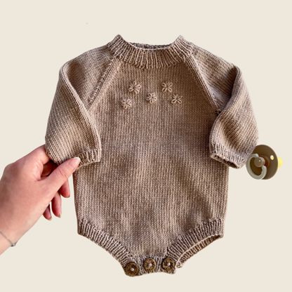 Vesleskattens blomsterbody - Strikkepakke - Dale Garn Soft Merino