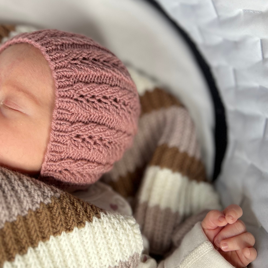 Baby som har på seg Vesleskattens eventyrkyse, strikkepakke med Dale Garn Soft Merino