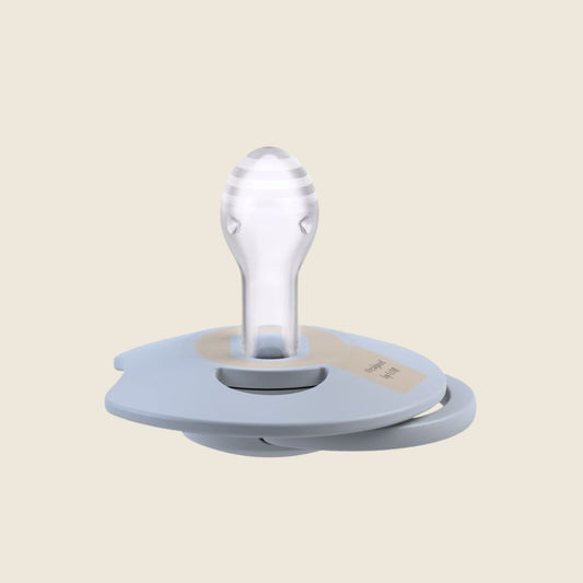 LOVI Dynamisk smokk 0-6 mnd Baby Blue sett fra siden – form inspirert av brystvorten