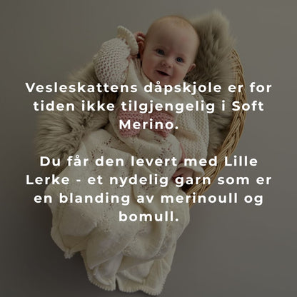 Informasjon om at Vesleskattens dåpskjole leveres med Lille Lerke – garn i blanding av merinoull og bomull. Strikkepakke dåpskjole med silkebånd eller strikket bånd du kan strikke selv. Strikke dåpskjole i nydelig garn til baby.