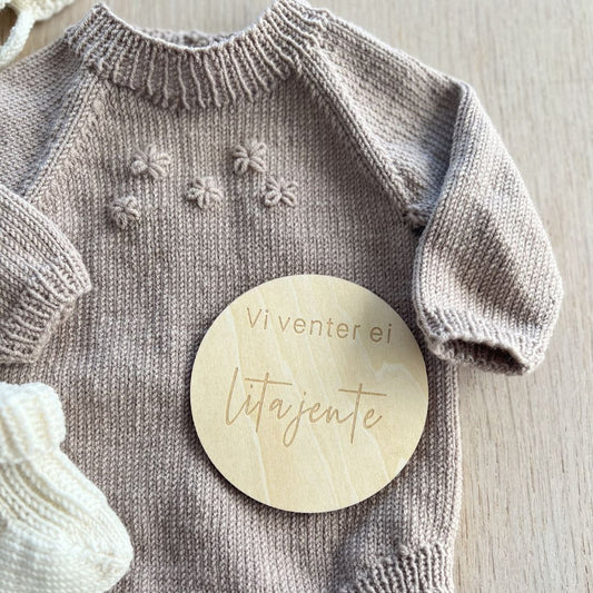 Strikket blomsterbody med vid elastisk hals – ingen knapper i nakke eller hals for lett av- og påkledning. Strikkepakke blomsterbody i 100% merinoull – lettstrikket body og nybegynnervennlig babystrikk. Body er det mest brukte babyplagget – strikke babygarderoben.
