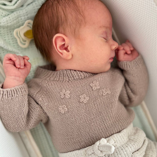 Strikke baby body til nyfødt – lettstrikket body i 100% merinoull, perfekt som den første bodyen. Nybegynnervennlig babystrikk med enkel strikkeoppskrift – stort sett glattstrikk. Strikkepakke baby body med knapper mellom beina for enkelt bleiebytt.