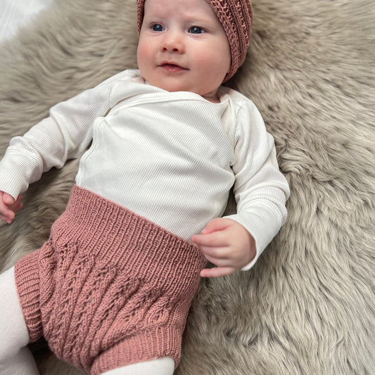 Vesleskattens eventyrbloomer. Strikkepakke bleiebukse til baby med 100% merinoull. Strikkepakke hullmønster til baby.