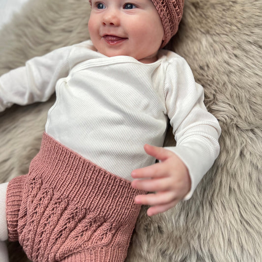 Vesleskattens eventyrbloomer, bleiebukse til baby. Strikkepakke med 100% merinoull.