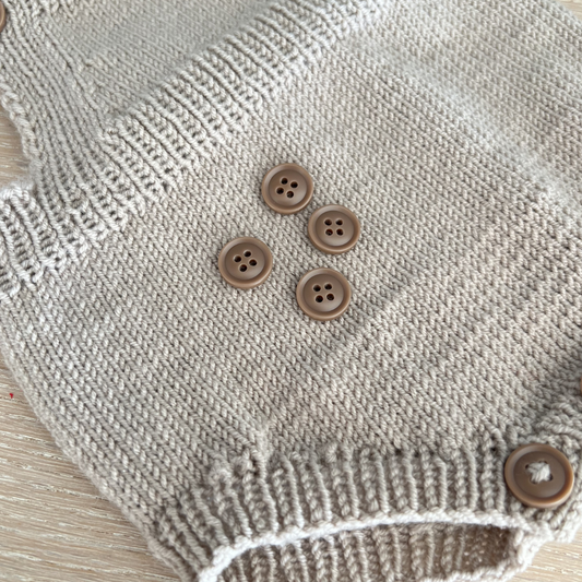 Brune knapper fra Go Handmade. Slitesterke knapper som er gode til baby og småbarn. Knapper som passer til hentesett. Laget av resin. 15 mm diameter.