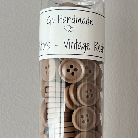 Brune knapper fra Go Handmade som passer bra til hentesett og strikking til baby og småbarn. Laget av resin. Knapper på 15 mm diameter. Slitesterke knapper.