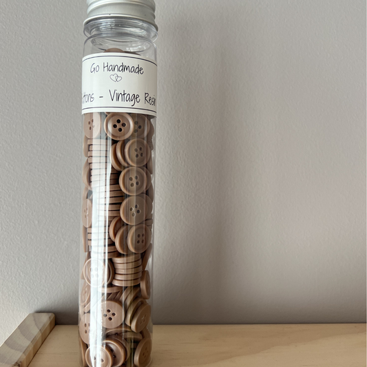 Brune knapper fra Go Handmade. Selges enkeltvis. 15 mm diameter. Nydelige brune knapper som passer bra til hentesett og babystrikk. Slitesterke knapper.