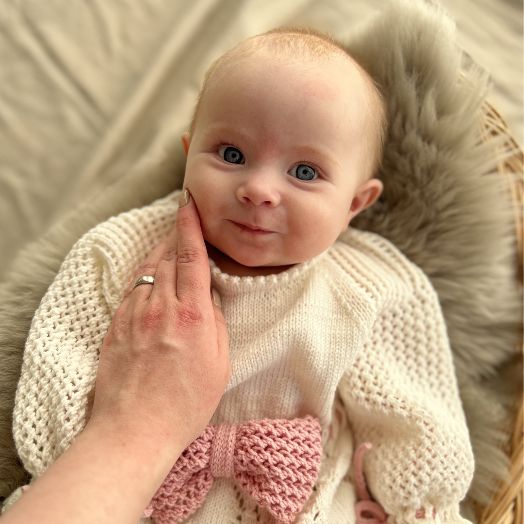 Strikke dåpskjole til baby i 100% merinoull. Strikkepakke. Dale Garn. 