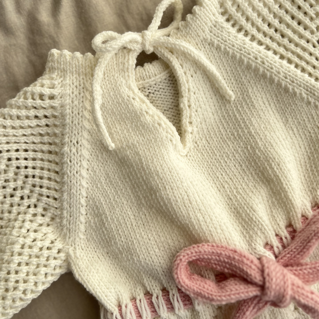 Dåpskjole uten knapper. Strikkepakke. Dåpskjole med snorer bak uten knapper. Dåpskjole med picotkant og hullmønster.