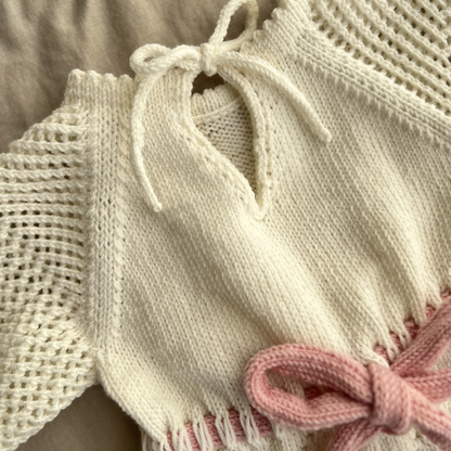 Dåpskjole uten knapper. Strikkepakke. Dåpskjole med snorer bak uten knapper. Dåpskjole med picotkant og hullmønster.