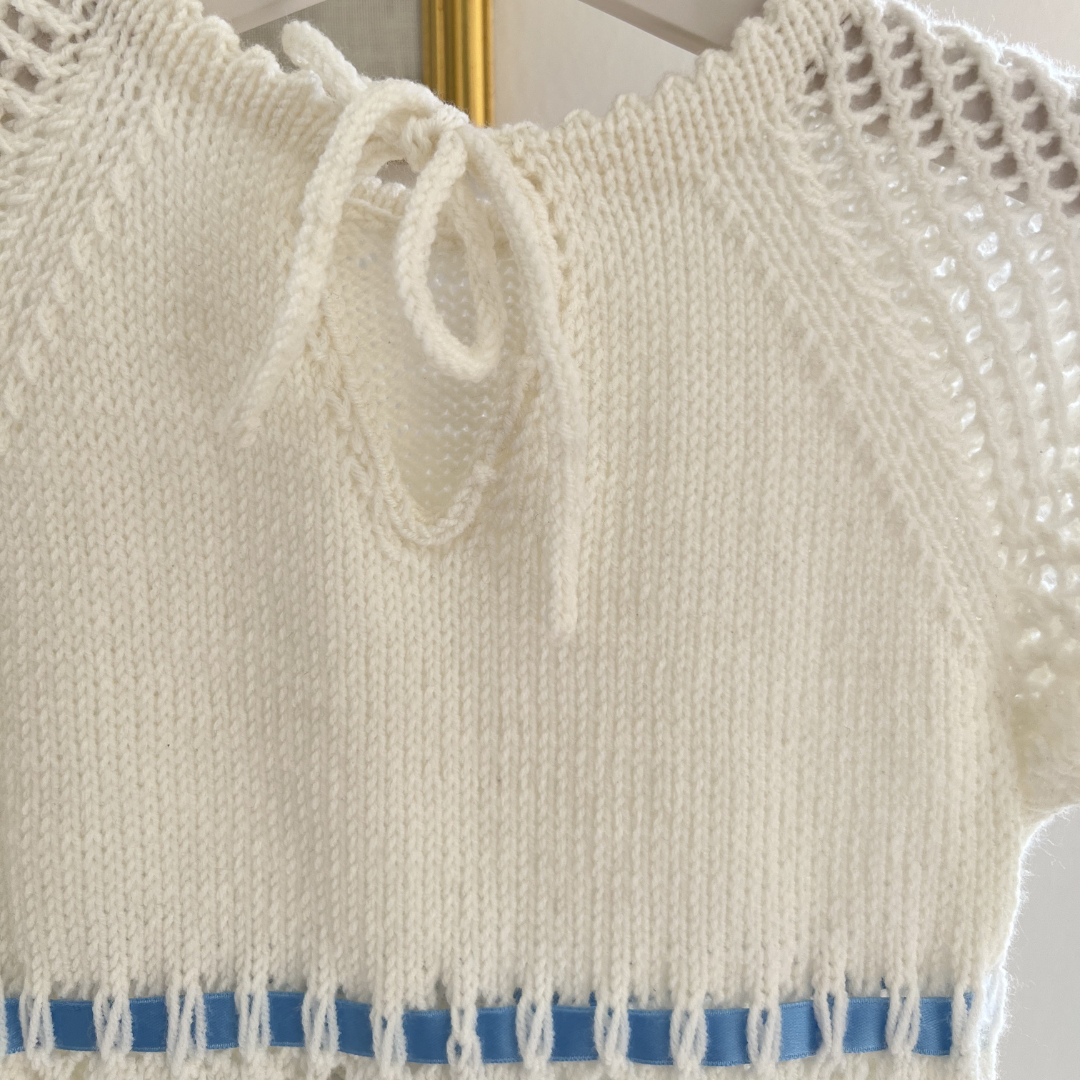 Strikkepakke dåpskjole med picotkant. Strikke dåpskjole uten knapper. Strikke dåpskjole med silkebånd.