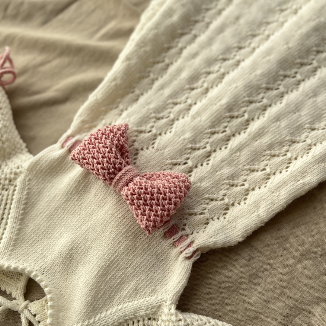 Dåpskjole, strikkepakke med oppskrift og Dale Garn Soft Merino. Strikk dåpskjole med strikka sløyfe. 