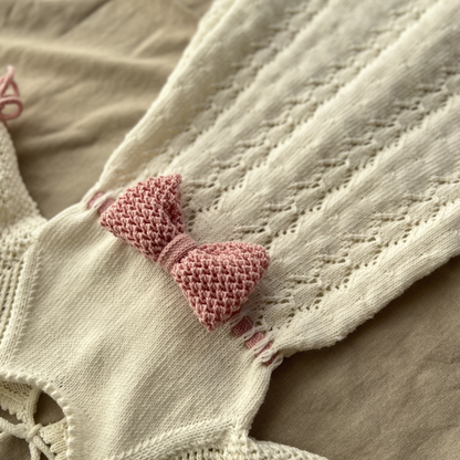 Dåpskjole, strikkepakke med oppskrift og Dale Garn Soft Merino. Strikk dåpskjole med strikka sløyfe. 