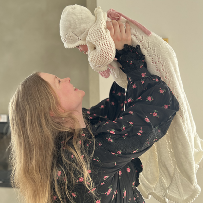 Vakker dåpskjole. Strikkepakke med 100% merinoull. Dåpskjole med bånd til baby.