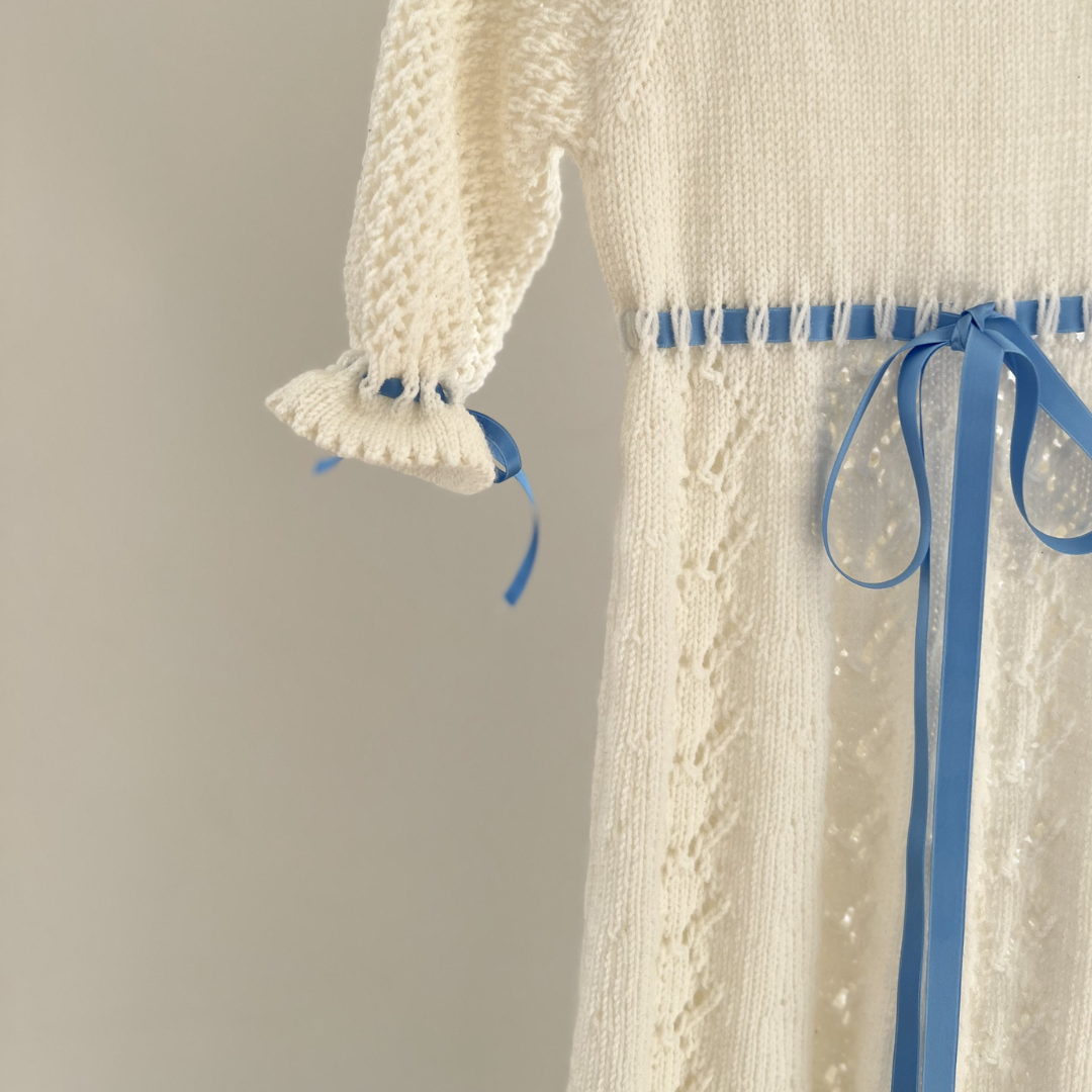 Dåpskjole med silkebånd, strikkepakke. Vesleskattens dåpskjole med silkebånd. Strikk dåpskjole med merinoull.