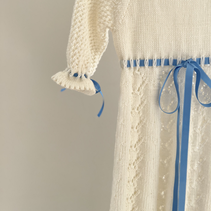 Dåpskjole med silkebånd, strikkepakke. Vesleskattens dåpskjole med silkebånd. Strikk dåpskjole med merinoull.