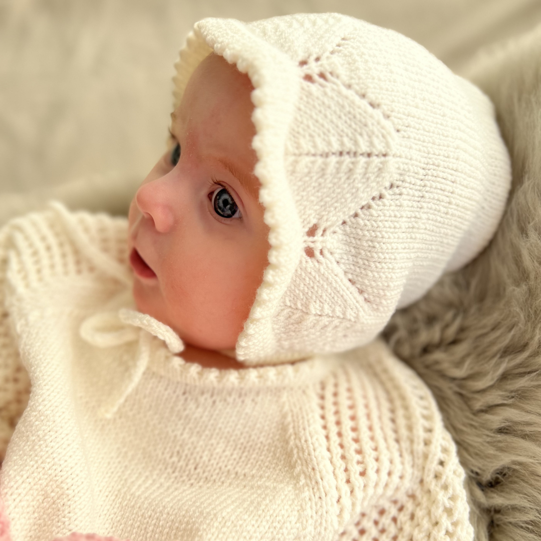 Vesleskattens dåpskyse, strikkeoppskrift, strikkepakke kyse og dåpskjole til baby. Dåpskjole med matchende dåpskyse.