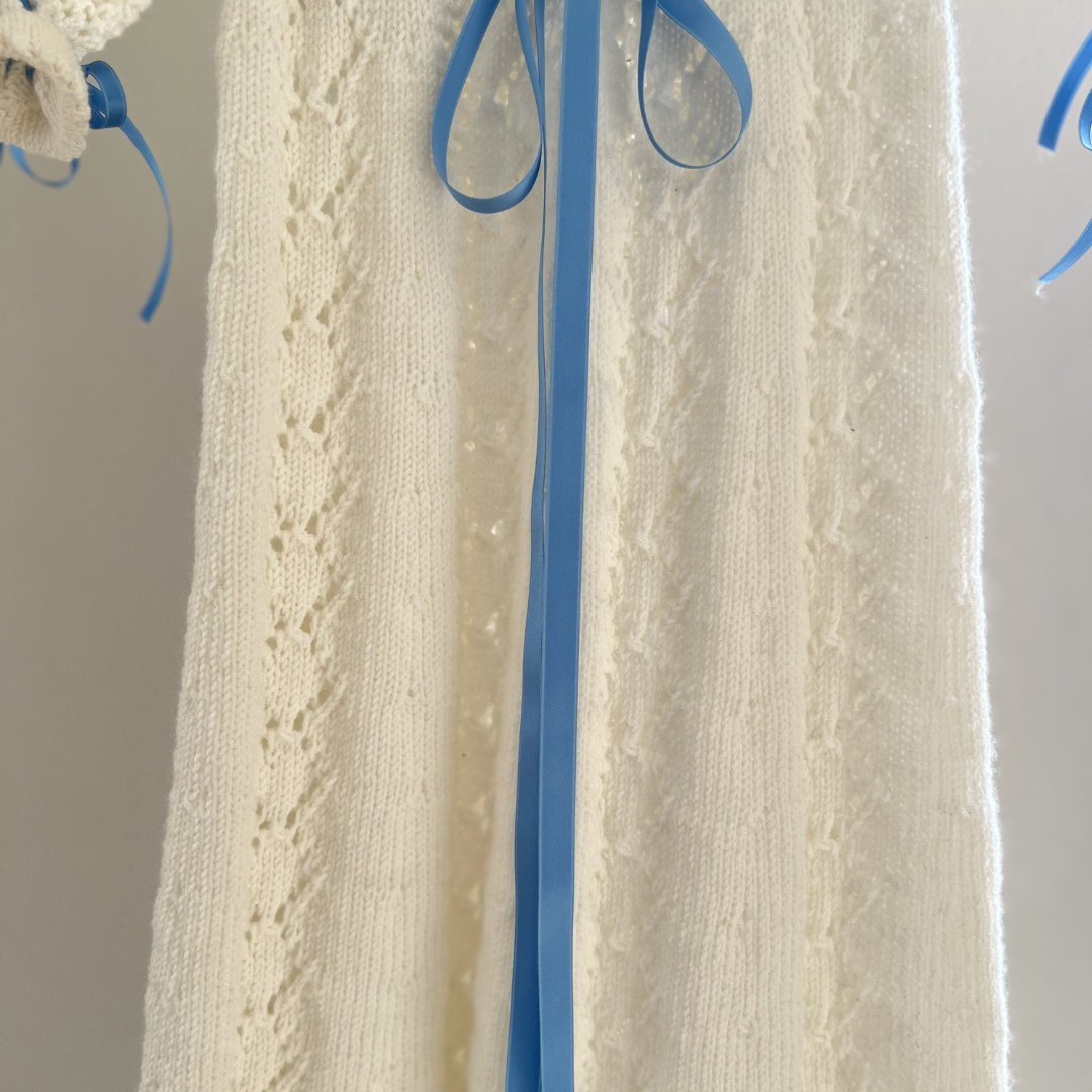 Dåpskjole med hullmønster og silkebånd. Strikkepakke. Strikk dåpskjole til baby. Strikke dåpskjole i merinoull.