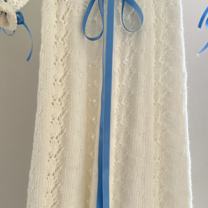 Dåpskjole med hullmønster og silkebånd. Strikkepakke. Strikk dåpskjole til baby. Strikke dåpskjole i merinoull.