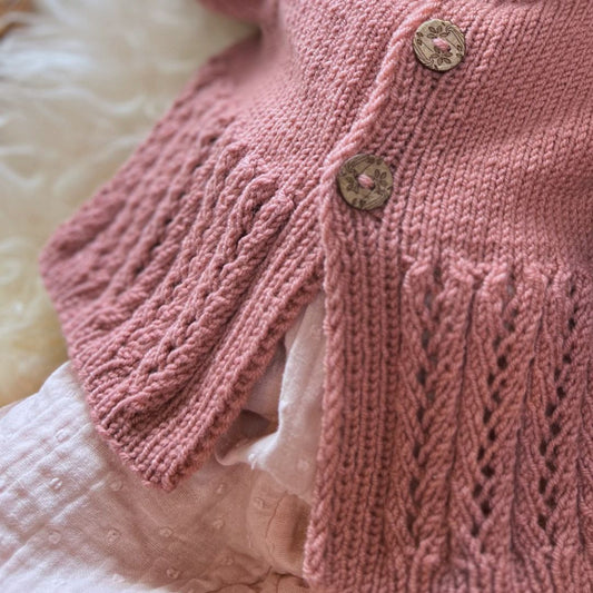 Detaljer på hullmønster – strikke jakke med hullmønster til baby og jente i 100% kløfri merinoull. Strikkepakke eventyrjakke uten german shortrows i Dale Garn Soft Merino. Strikke nydelig jakke til jente fra nyfødt til 2 år.