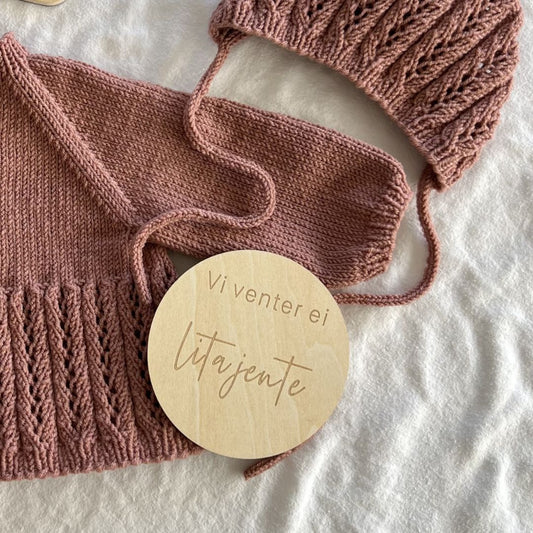 Detaljer på hullmønster – strikke hentesett med hullmønster til baby i kløfri merinoull. Strikke hentesett selv med vakker mønsterdetalj. Strikkepakke hentesett til jente i Dale Garn Soft Merino og 100% merinoull.
