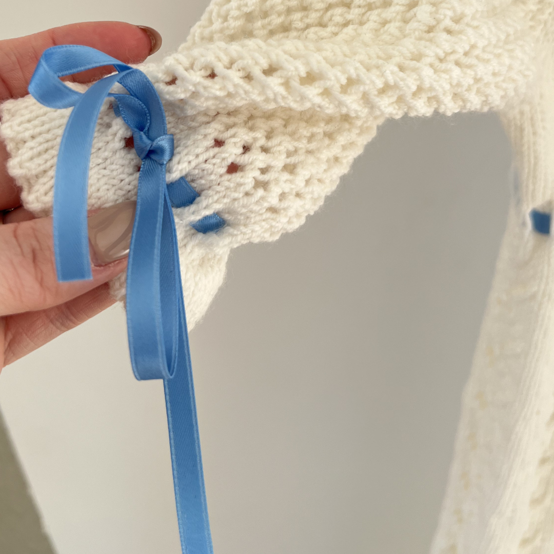 Strikke dåpskjole med silkebånd. Hullmønster dåpskjole. Vesleskattens dåpskjole med 100% merinoull.