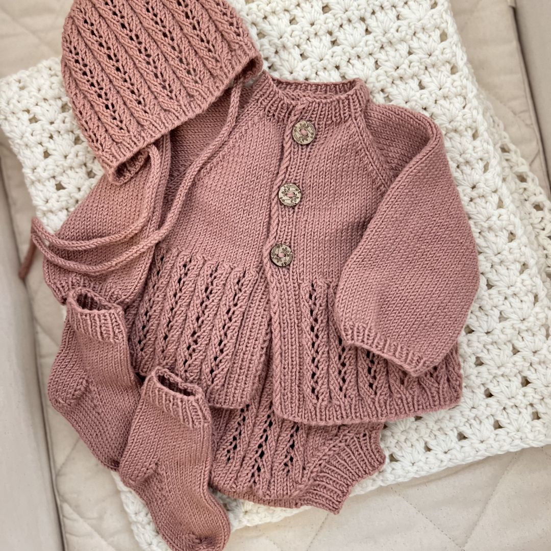 Strikke hentesett til baby – strikkepakke hentesett med jakke, sokker, kyse og bloomer i kløfri merinoull. Strikke hentesett selv i Dale Garn Soft Merino. Strikke komplett hentesett til jente i 100% merinoull.
