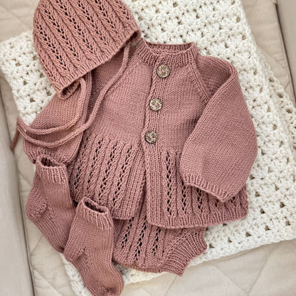 Strikke hentesett til baby – strikkepakke hentesett med jakke, sokker, kyse og bloomer i kløfri merinoull. Strikke hentesett selv i Dale Garn Soft Merino. Strikke komplett hentesett til jente i 100% merinoull.