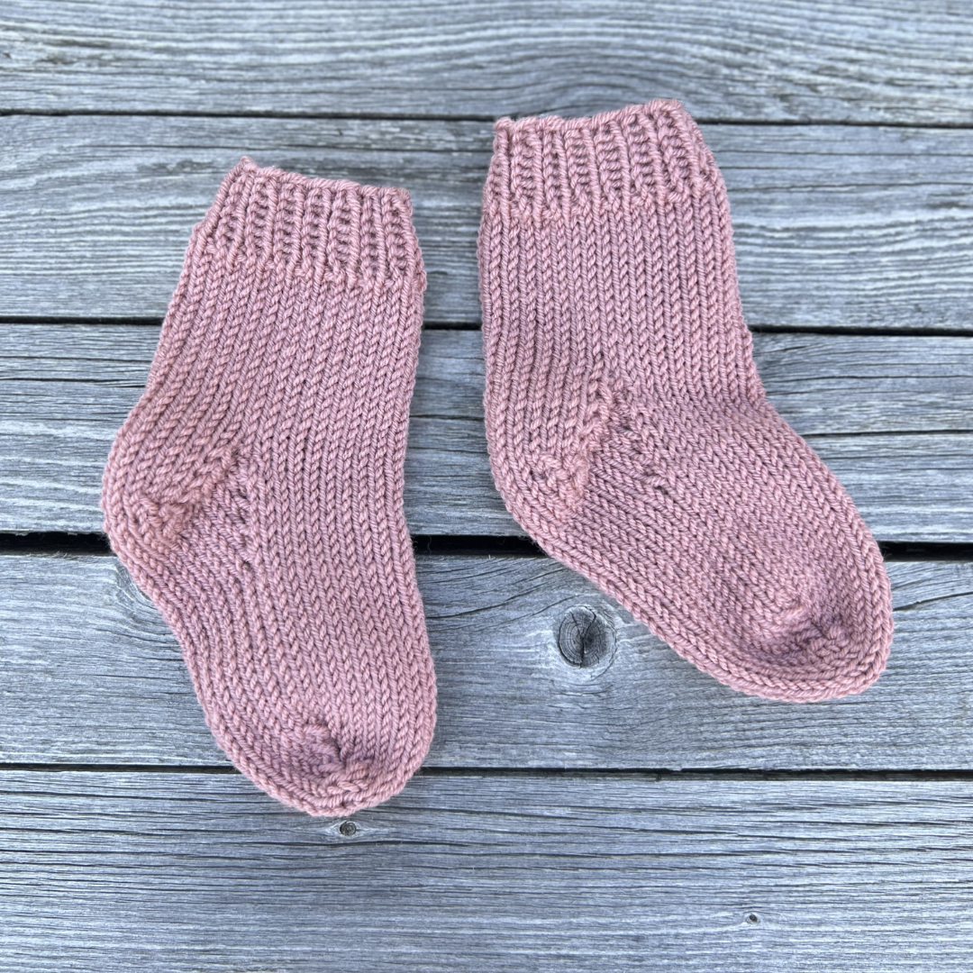 Sokker i merinoull til baby og småbarn. Kløfrie sokker man kan strikke til baby og barn.
