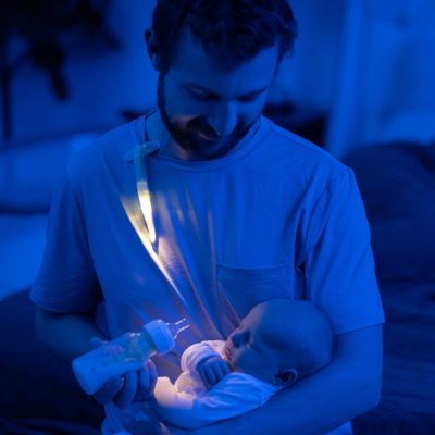 Far som mater barnet sitt mens han bruker LatchLight