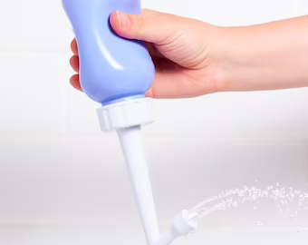 Skylleflaske til underlivet. Hygiene etter fødsel. Skylle vann i underlivet mens man tisser for å unngå svie. Holder sårene rene etter fødsel.