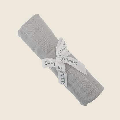 Babypledd, gulpeklut og koseklut. Summerville Organic, grått pledd. Med sløyfe.