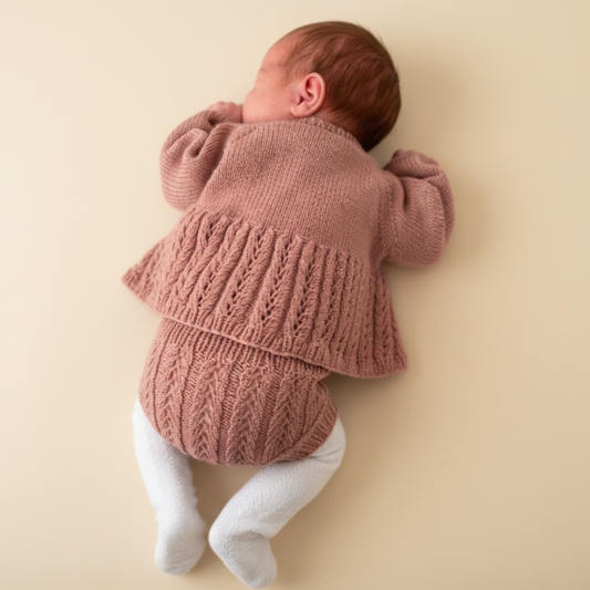 Rosa hentesett til jente. Strikkes i 100% merinoull. Nydelig hentesett til baby.