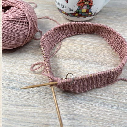 Strikke hentesett selv – hentesett på pinnene i kløfri merinoull. Strikkepakke hentesett til baby med hullmønster i Dale Garn Soft Merino. Strikke hentesett til jente i 100% merinoull.