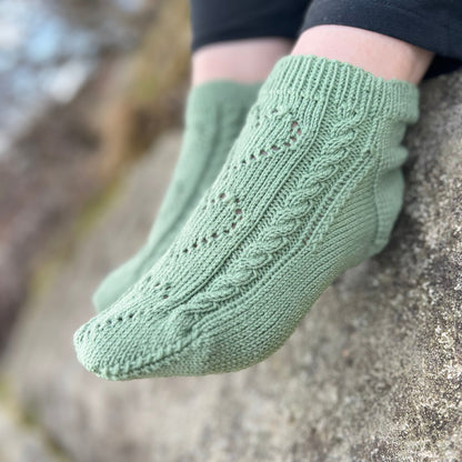 Strikkepakke med ankelsokker til voksen med hullmønster hjerter. Merinoull.