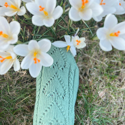 Mammas hjertesokker, strikkepakke med Dale Garn Soft Merino, nærbilde av hjertene laget i hullmønster. Ankelsokker.