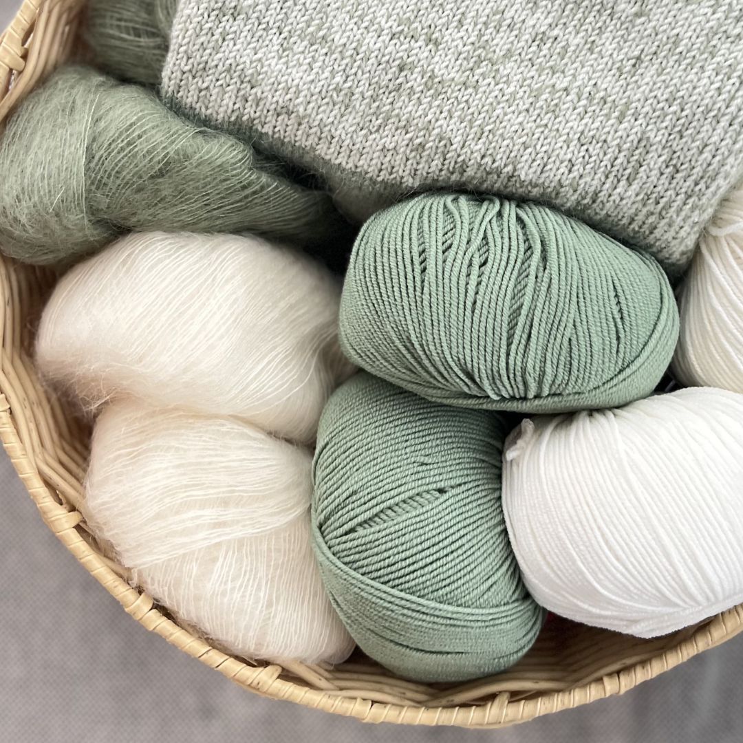 adegrønn og hvit fargekombinasjoner av Dale Garn Soft Merino og Tynn Kidsilk Erle til Mammas yndlingspannebånd. Enkel strikkeoppskrift i naturlig garn, nybegynnervennlig strikkepakke til å strikke pannebånd til voksen, mamma eller venn.
