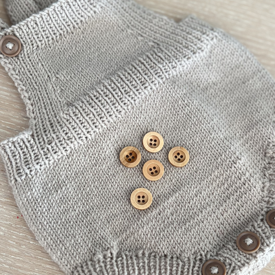 Klassiske treknapper fra Go Handmade. Treknapper som passer til alle slags plagg. 15 mm treknapper.