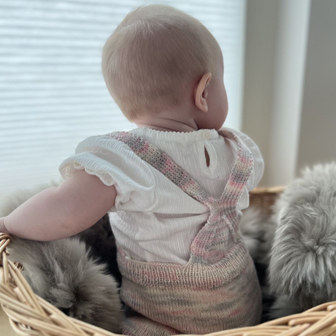 Klassisk romper bakside i kurv – babystrikk oppskrift, romper til baby i ull