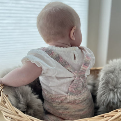 Klassisk romper bakside i kurv – babystrikk oppskrift, romper til baby i ull