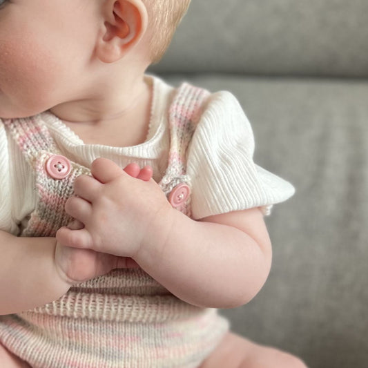 Klassisk romper detaljer folder hender – håndstrikket selebukse baby, oppskrift uten garn