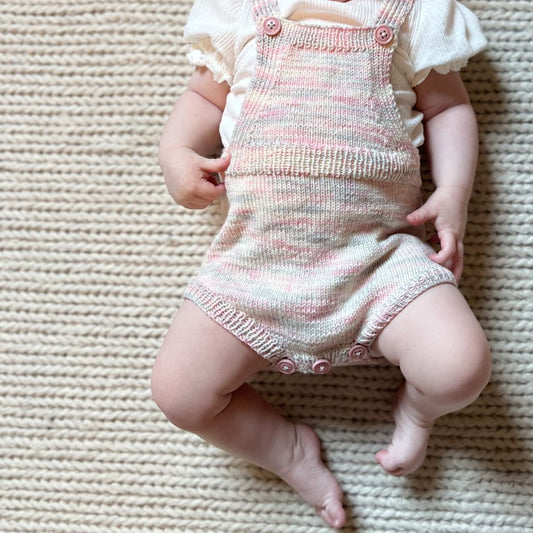 Klassisk romper detaljer foran – babystrikk oppskrift selebukse, strikkeoppskrift uten garn