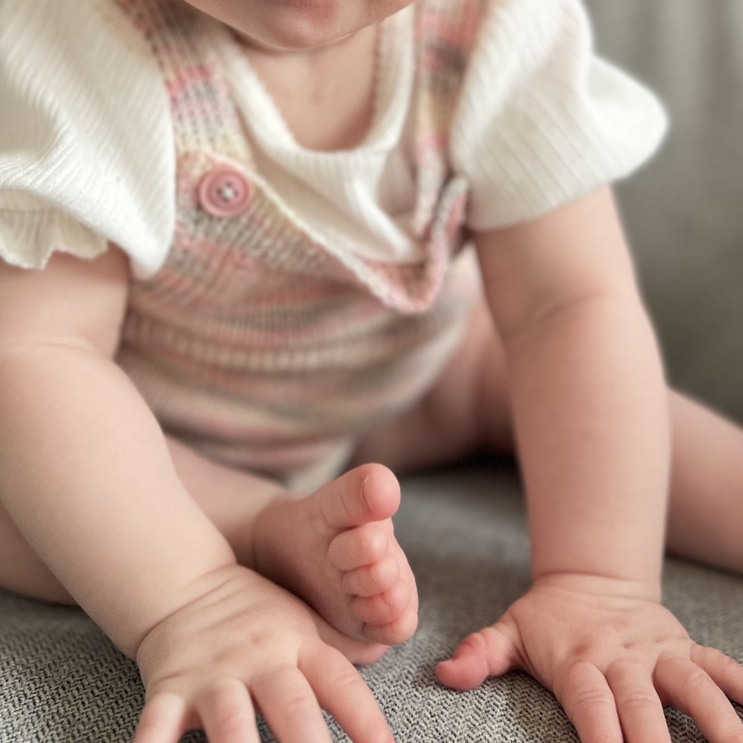 Klassisk romper detaljer knapper – strikkeoppskrift selebukse med knapper, babystrikk PDF